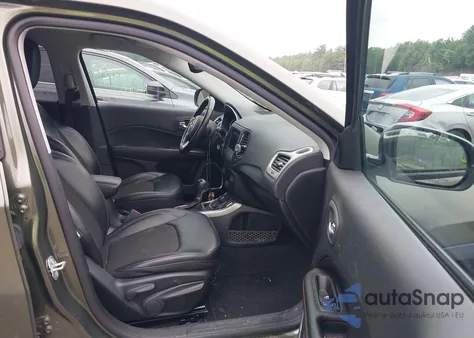 2021 Jeep Compass Latitude 4X4 z USA, uszkodzony, nr VIN 3C4NJDBB0MT506834